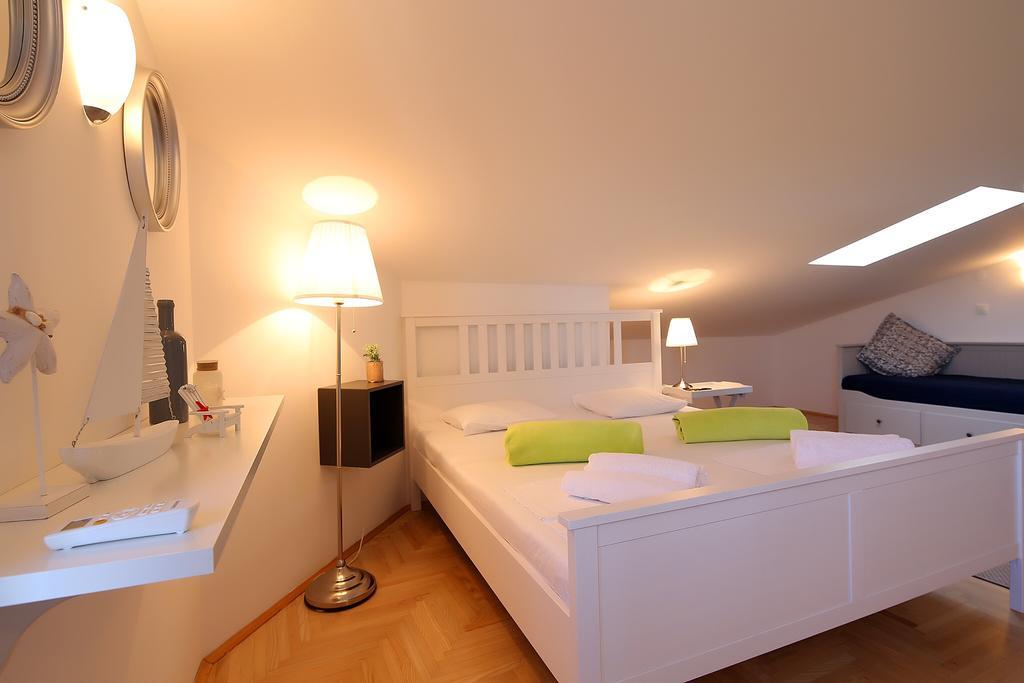 Apartments Papalinna By Moro Malinska Exterior photo